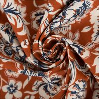 Baumwollstoff Popeline Romana mit Blumen-Print in Rost– Hochwertiger Stoff für kreative Projekte kunstvoll eingedreht in Falten