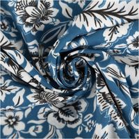 Baumwollstoff Popeline Romana mit Blumen-Print in Blau – Hochwertiger Stoff für kreative Projekte kunstvoll eingedreht in Falten