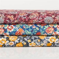 90776-Baumwollstoff-Popeline-Leontine-Bluemchen-blau-rot-1-45m-Breite--MG-4323.jpg Baumwollstoff Popeline Leontine mit Blümchen-Print in Blau und Rot – Vielseitig & Hautfreundlich mit anderen Stoffen in Szene gesetzt