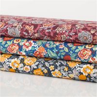 Baumwollstoff Popeline Leontine mit Blümchen-Print in Dunkelgrau und Gelb – Vielseitig & Hautfreundlich schraege Ansicht des in Szene gesetzten Stoffes