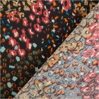 Baumwollstoff Popeline Samburu mit abstraktem Mini-Blüten-Print in Schwarz und Rot– Vielseitig & Hautfreundlich mit Rueckseite