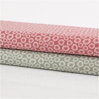 90780-Baumwollstoff-Popeline-Mado-abstrakte-Mini-Blueten-marsala-rot-Breite--MG-4295.jpg Baumwollstoff Popeline Mado mit abstraktem Mini-Blüten-Print in Marsala-Rot– Vielseitig & Hautfreundlich schraege Ansicht des in Szene gesetzten Stoffes