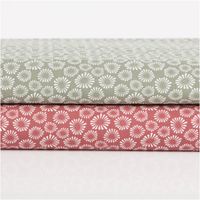 90781-Baumwollstoff-Popeline-Mado-abstrakte-Mini-Blueten-gruen-Breite--MG-4293.jpg Baumwollstoff Popeline Mado mit abstraktem Mini-Blüten-Print in Grün – Vielseitig & Hautfreundlich mit anderen Stoffen in Szene gesetzt