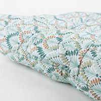 Gemütliches Sitzkissen / Bodenkissen – Weiß & Grün mit Blätter-Muster (60x60x12 cm) Nahaufnahme des liegenden Bodenkissens