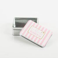 90835-Blechdose-Lieblingsmama-10x8x4cm-von-Clayre-und-Eef--MG-5704.jpg Blechdose Lieblingsmama 10x8x4 cm von Clayre & Eef – Die perfekte Geschenkverpackung für Mama geoeffnet