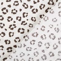 Baumwollstoff Popeline mit Animal Skin Leo-Print in Wollweiß – Moderner Baumwollstoff für kreative Nähprojekte mit Rueckseite