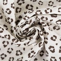 90861-Baumwollstoff-Popeline-Stoff-Animal-Skin-Leo-wollweiss1-45m-Breite--MG-4449.jpg Baumwollstoff Popeline mit Animal Skin Leo-Print in Wollweiß – Moderner Baumwollstoff für kreative Nähprojekte kunstvoll eingedreht in Falten