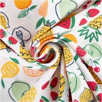 90874-Baumwollstoff-Popeline-Stoff-Fruechte-weiss-bunt-1-45m-Breite--MG-4733.jpg Baumwollstoff Popeline Früchte – Fröhlicher Baumwollstoff für kreative Nähprojekte kunstvoll eingedreht in Falten