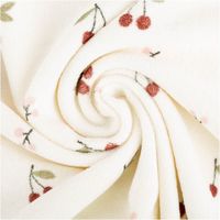 90907-Frottee-Stoff-Stretch-Kirschen-wollweiss-rot-1-50m-Breite--MG-7224.jpg Frottee Stoff Stretch mit Kirschen-Print – Weich, Dehnbar & Perfekt für Kinderbekleidung kunstvoll eingedreht in Falten
