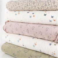 90909-Frottee-Stoff-Stretch-Krabben-wollweiss-blau-orange-1-50m-Breite--MG-4655.jpg Frottee Stoff Stretch mit niedlichem Krabben-Print – Weich, Dehnbar & Perfekt für Kinderbekleidung schraege Ansicht des in Szene gesetzten Stoffes