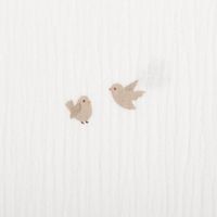 Musselin Stoff Vögel weiß – Weicher & hautfreundlicher Baumwollstoff für Babys & Kinder Nahaufnahme des Stoffes