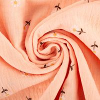 90929-Musselin-Stoff-Gaensebluemchen-peach-1-30m-Breite--MG-5360.jpg Musselin Stoff mit Gänseblümchen in zartem Peach – Weicher & hautfreundlicher Baumwollstoff für Babys & Kinder kunstvoll eingedreht in Falten