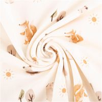 Jersey Stoff aus Baumwolle mit Digitaldruck Forest Animals in Weiß – Weicher & elastischer Stoff für einzigartige Nähprojekte kunstvoll eingedreht in Falten