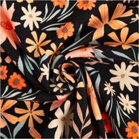 Jersey Stoff aus Baumwolle mit Digitaldruck Flowers – Weicher & elastischer Stoff für einzigartige Nähprojekte kunstvoll eingedreht in Falten