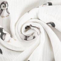 90948-Musselin-Stoff-Bio-Baumwolle-Digitaldruck-Pinguin-weiss-1-33m-Breite--MG-5381.jpg Musselin Stoff Bio Baumwolle Digitaldruck Pinguin Weiß – Perfekt für zauberhafte Nähprojekte kunstvoll eingedreht in Falten
