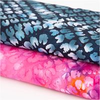 Viskose Stoff Unique Crafted Batik – Dunkelblau – 1,37 m Breite mit anderem Stoff in Szene gesetzt Nahaufnahme