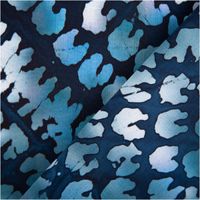 90951-Viskose-Stoff-Unique-Crafted-Batik-Viskose-dunkelblau-1-37m-Breite--MG-6490.jpg Viskose Stoff Unique Crafted Batik – Dunkelblau – 1,37 m Breite mit Rueckseite