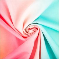 Baumwollstoff Voile Digitaldruck Farbverlauf – perfekt für leichte, sommerliche Bekleidung kunstvoll eingedreht in Falten