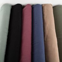 Baumwollstoff Cotton Slub Washed Sand – Weich, luftig & perfekt für sommerliche Kleidung schraege Ansicht des in Szene gesetzten Stoffes