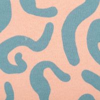 Sweatstoff aus Baumwolle mit abstraktem Dessin in Peach – Kuschelweicher Stoff für bequeme Kleidung & Accessoires Nahaufnahme des Stoffes