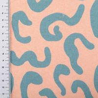 90965-Sweatstoff-aus-Baumwolle-abstrakt-peach-1-48m-Breite--MG-5604.jpg Sweatstoff aus Baumwolle mit abstraktem Dessin in Peach – Kuschelweicher Stoff für bequeme Kleidung & Accessoires mit Massband