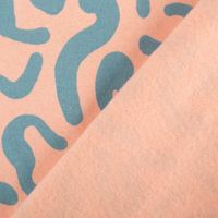 90965-Sweatstoff-aus-Baumwolle-abstrakt-peach-1-48m-Breite--MG-5606.jpg Sweatstoff aus Baumwolle mit abstraktem Dessin in Peach – Kuschelweicher Stoff für bequeme Kleidung & Accessoires mit Rueckseite