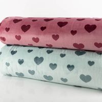 90967-Fleece-Stoff-Herzen-mintgruen-1-45m-Breite--MG-5585.jpg Fleece Stoff Herzen Mintgrün – Kuschelig und weich! schraege Ansicht des in Szene gesetzten Stoffes