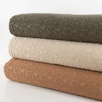 90976-Frottee-Stoff-Leo-khaki-gruen-1-45m-Breite--MG-5642.jpg Frottee Stoff Leo Khaki-Grün – Weicher & Hautfreundlicher Frottee mit Animal Skin Trendmuster schraege Ansicht des in Szene gesetzten Stoffes