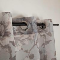 Vorhang mit Ösen – Halbtransparent mit Leinenstruktur und Blumendessin in Grau | 135x245 cm oberes Ende