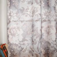 91028-Vorhang-mit-oesen-halbtransparent-Leinenstruktur-Blumen-grau-135x245cm--MG-9409.jpg Vorhang mit Ösen – Halbtransparent mit Leinenstruktur und Blumendessin in Grau | 135x245 cm Vollaufnahme