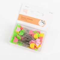 91036-Stecknadel-Baerchen-bunt-im-100er-Pack--MG-7455.jpg Stecknadel Bärchen bunt im 100er Pack Nahaufnahme von oben