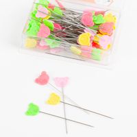 91036-Stecknadel-Baerchen-bunt-im-100er-Pack--MG-7456.jpg Stecknadel Bärchen bunt im 100er Pack in Szene gesetzt