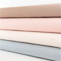 Jersey Stoff Baumwolljersey Yarn Dyed Streifen – Fein gestreift in Weiß und Coral, 1,50 m Breite schraege Ansicht des in Szene gesetzten Stoffes