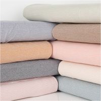 Jersey Stoff Baumwolljersey Yarn Dyed Streifen – Fein gestreift in Weiß und Coral, 1,50 m Breite in Kombination mit weiteren Stoffen praesentiert