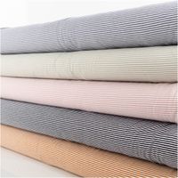 91083-Jersey-Stoff-Baumwolljersey-Yarn-Dyed-Streifen-fein-weiss-hell-mauve-1-50m-Breite--MG-5985.jpg Jersey Stoff Baumwolljersey Yarn Dyed Streifen – Fein gestreift in Weiß und Hell-Mauve, 1,50 m Breite schraege Ansicht des in Szene gesetzten Stoffes