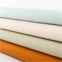 91090-Jersey-Stoff-Baumwolljersey-uni-olivgruen-1-50m-Breite--MG-6092.jpg Jersey Stoff Baumwolljersey Uni Olivgrün – Weich, elastisch und hautfreundlich, 1,50 m Breite schraege Ansicht des in Szene gesetzten Stoffes