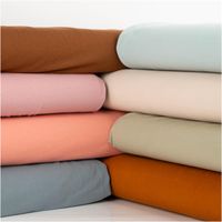 91090-Jersey-Stoff-Baumwolljersey-uni-olivgruen-1-50m-Breite--MG-6098.jpg Jersey Stoff Baumwolljersey Uni Olivgrün – Weich, elastisch und hautfreundlich, 1,50 m Breite in Kombination mit anderen Stoffen praesentiert