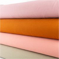 Rippjersey Ottoman Uni Coral – Hochwertiger, elastischer Jersey-Stoff für vielseitige Nähprojekte schraege Ansicht des in Szene gesetzten Stoffes