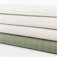 Jersey Stoff Baumwolljersey mit feinen schwarzen Linien – Weich, elastisch und hautfreundlich (1,50 m Breite) schraege Ansicht des in Szene gesetzten Stoffes