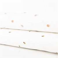 91157-Musselin-Stoff-Schnecken-wollweiss-1-30m-Breite--MG-6115.jpg Musselin Stoff mit niedlichen Schnecken – Weicher & hautfreundlicher Baumwollstoff für Babys & Kinder schraege Ansicht des in Szene gesetzten Stoffes
