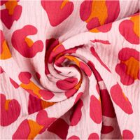 91160-Musselin-Stoff-Leo-rosa-1-30m-Breite--MG-5785.jpg Musselin Stoff mit trendigem Leo-Print Rosa – luftiger Baumwollstoff für Mode & Heimtextilien kunstvoll eingedreht in Falten