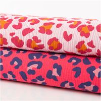 91160-Musselin-Stoff-Leo-rosa-1-30m-Breite--MG-5793.jpg Musselin Stoff mit trendigem Leo-Print Rosa – luftiger Baumwollstoff für Mode & Heimtextilien mit anderem Stoff in Szene gesetzt