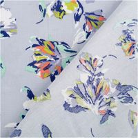 91173-Viskose-Stoff-Popeline-Blumen-hellblau-145cm-Breite--MG-7356.jpg Leichter Viskose Popeline Stoff mit Blumen-Muster in Hellblau, 145 cm breit. Weich, atmungsaktiv, hautfreundlich – ideal für Blusen, Kleider & Sommer-Outfits mit Rueckseite