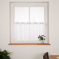 Transparente Scheibengardine aus Voile, 50x145 cm, mit Ösen – leicht, pflegeleicht, schadstoffgeprüft. Ideal für Küche, Bad, Flur oder Kinderzimmer Distanzaufnahme am Fenster