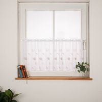 Scheibengardine mit Gingko-Stickerei in Taupe & Creme, 50x145 cm. Mit Bogenrand & Aufhängelöchern – leicht, freundlich & ideal für Küche oder Bad Vollaufnahme am Fenster
