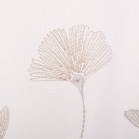 Scheibengardine mit Gingko-Stickerei in Taupe & Creme, 50x145 cm. Mit Bogenrand & Aufhängelöchern – leicht, freundlich & ideal für Küche oder Bad Blumendetailaufnahme