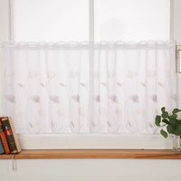 91204-Scheibengardine-Stickerei-Gingko-Blaetter-weiss-taupe-50x145cm--HxB---MG-9201.jpg Scheibengardine mit Gingko-Stickerei in Taupe & Creme, 50x145 cm. Mit Bogenrand & Aufhängelöchern – leicht, freundlich & ideal für Küche oder Bad Nahaufnahme am Fenster