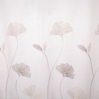 91204-Scheibengardine-Stickerei-Gingko-Blaetter-weiss-taupe-50x145cm--HxB---MG-9204.jpg Scheibengardine mit Gingko-Stickerei in Taupe & Creme, 50x145 cm. Mit Bogenrand & Aufhängelöchern – leicht, freundlich & ideal für Küche oder Bad Blumenmuster Nahaufnahme