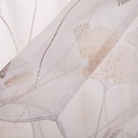 91204-Scheibengardine-Stickerei-Gingko-Blaetter-weiss-taupe-50x145cm--HxB---MG-9205.jpg Scheibengardine mit Gingko-Stickerei in Taupe & Creme, 50x145 cm. Mit Bogenrand & Aufhängelöchern – leicht, freundlich & ideal für Küche oder Bad mit Rueckseite