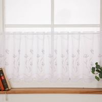 91205-Scheibengardine-Stickerei-Leinenoptik-Blumen-weiss-45x145cm--HxB---MG-9217.jpg Scheibengardine in Leinenoptik mit Blumen-Stickerei, 45x145 cm. Kürzbar ohne Nähen, mit Schnittkante. Natürlich, transparent, ideal für Landhausstil Nahaufnahme am Fenster